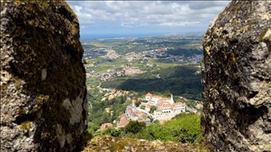 Sintra, renkli sarayları ve tarihi kaleleriyle turistlerin ilgisini çekiyor