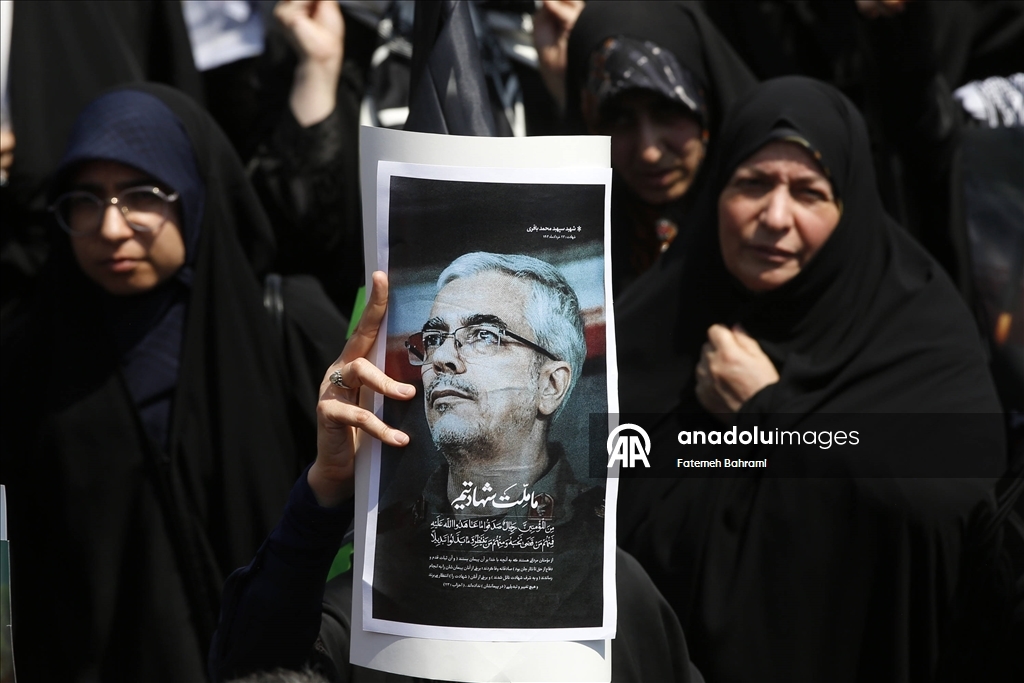 İran’da cuma namazı sonrası İsrail’in İran’a yönelik düzenlediği saldırılar protesto edildi