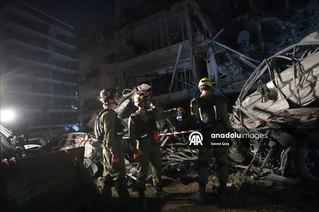 İran’ın füze saldırılarında Ramat Gan’da binalar yıkıldı, çok sayıda kişi tahliye edildi