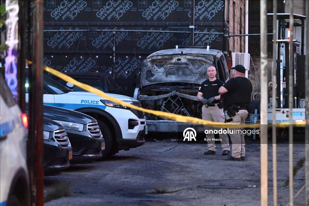 В Нью-Йорке подожгли автомобили полиции Нью-Йорка на полицейской стоянке в Бруклине 2