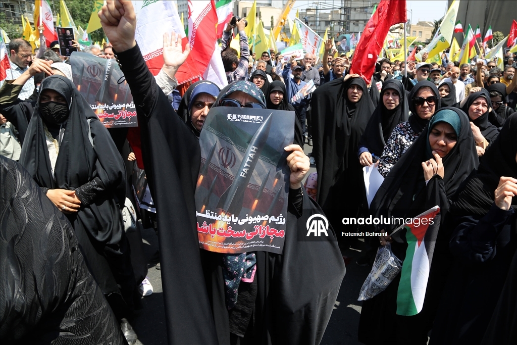 İran’da cuma namazı sonrası İsrail’in İran’a yönelik düzenlediği saldırılar protesto edildi