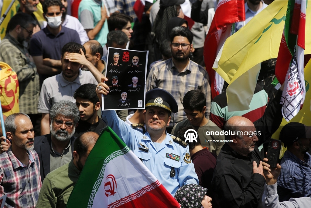 İran’da cuma namazı sonrası İsrail’in İran’a yönelik düzenlediği saldırılar protesto edildi