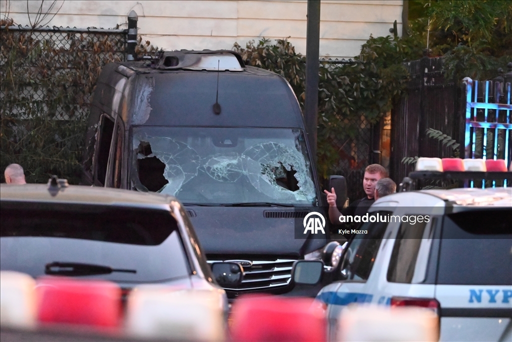 В Нью-Йорке подожгли автомобили полиции Нью-Йорка на полицейской стоянке в Бруклине 6