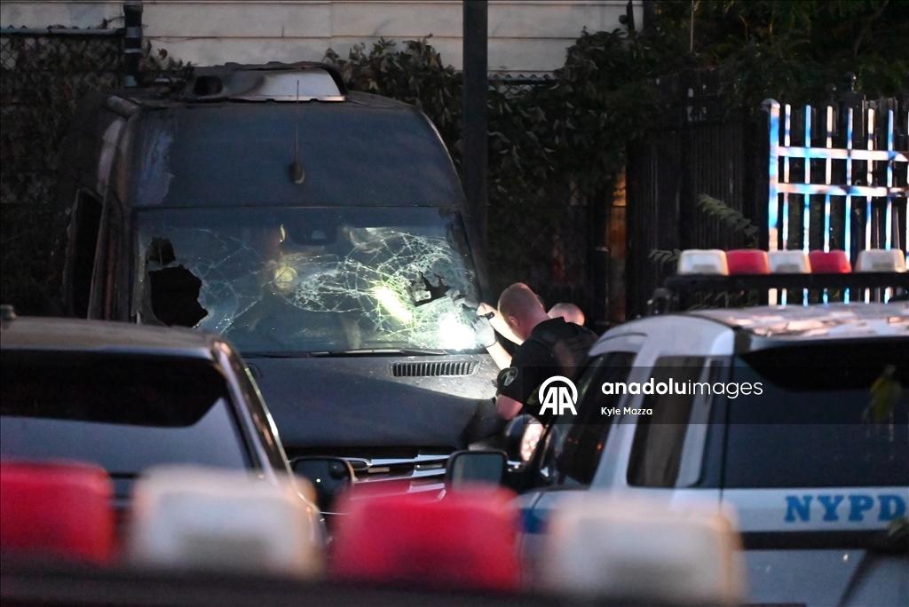 В Нью-Йорке подожгли автомобили полиции Нью-Йорка на полицейской стоянке в Бруклине 1