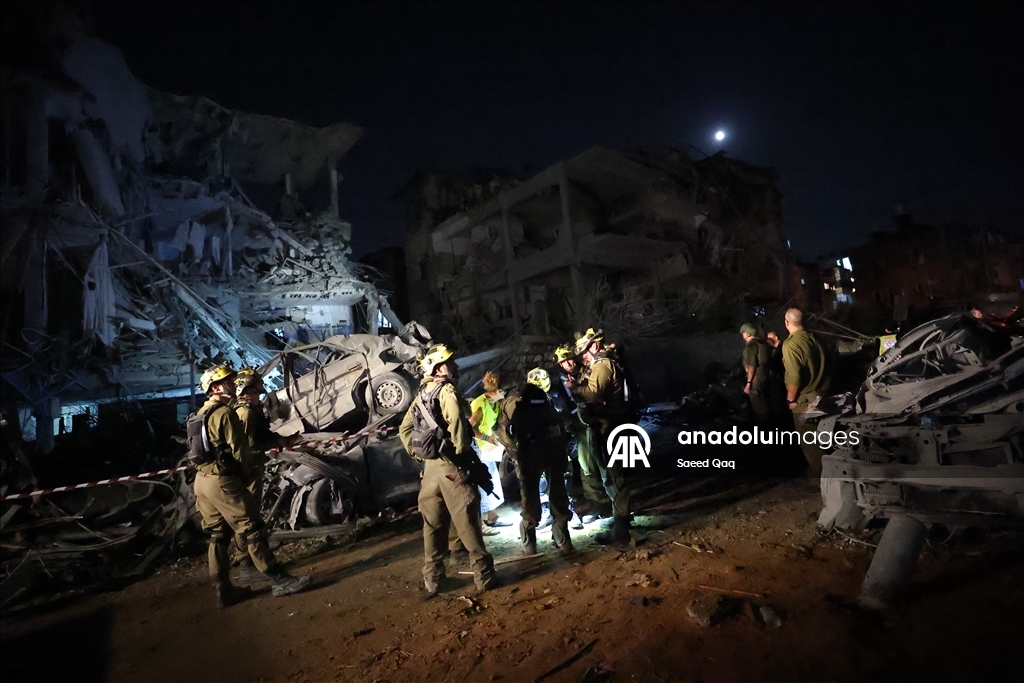 İran’ın füze saldırılarında Ramat Gan’da binalar yıkıldı, çok sayıda kişi tahliye edildi