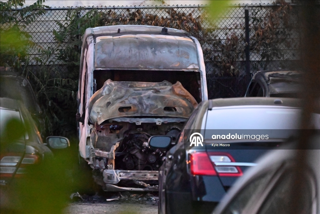 В Нью-Йорке подожгли автомобили полиции Нью-Йорка на полицейской стоянке в Бруклине 9