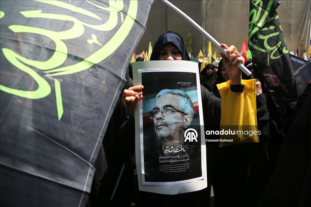 İran’da cuma namazı sonrası İsrail’in İran’a yönelik düzenlediği saldırılar protesto edildi