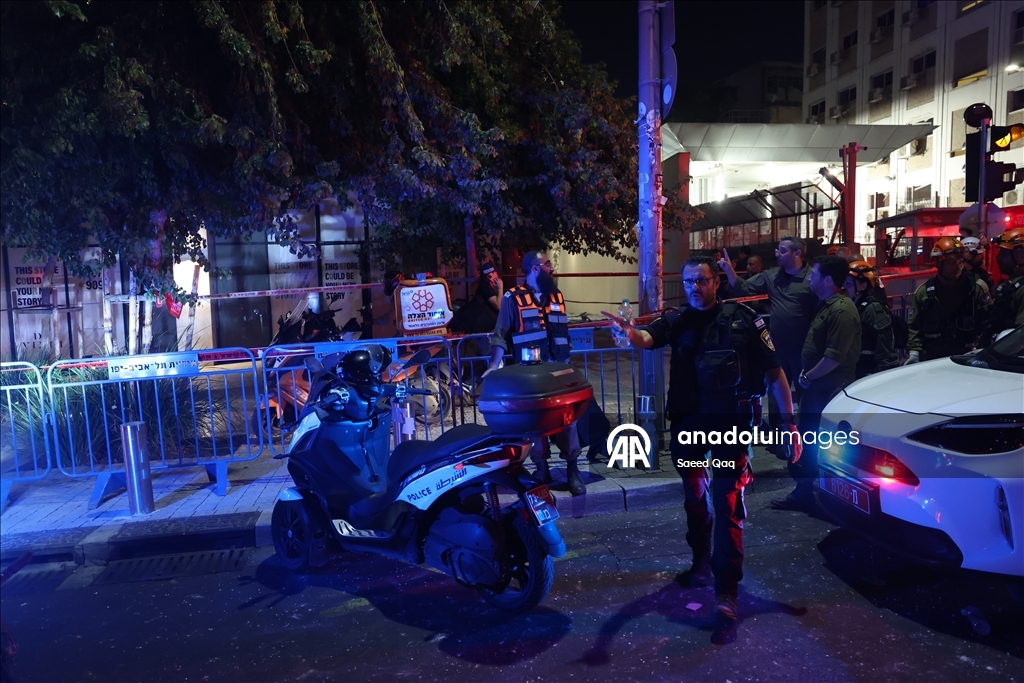 Tel Aviv'deki İsrail Savunma Bakanlığı'na yakın bir nokta İran füzesiyle vuruldu