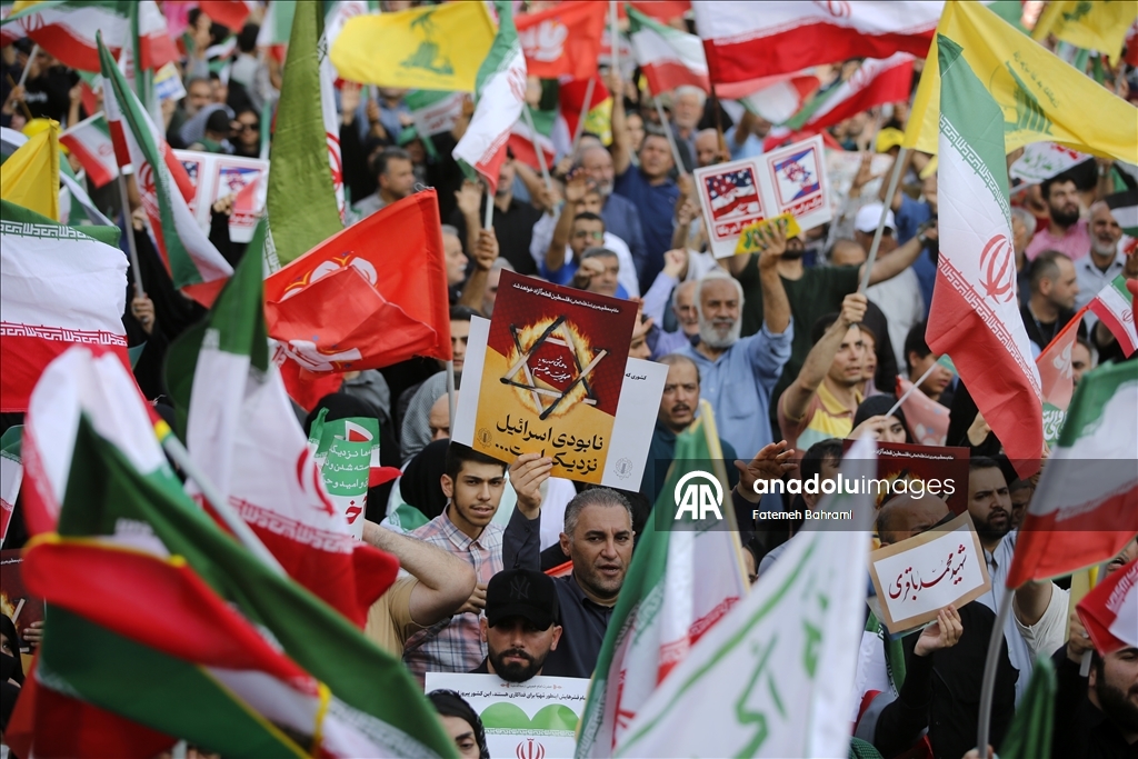 İran'da binlerce kişi İsrail ve ABD'yi protesto ederken "intikam, intikam" sloganları attı