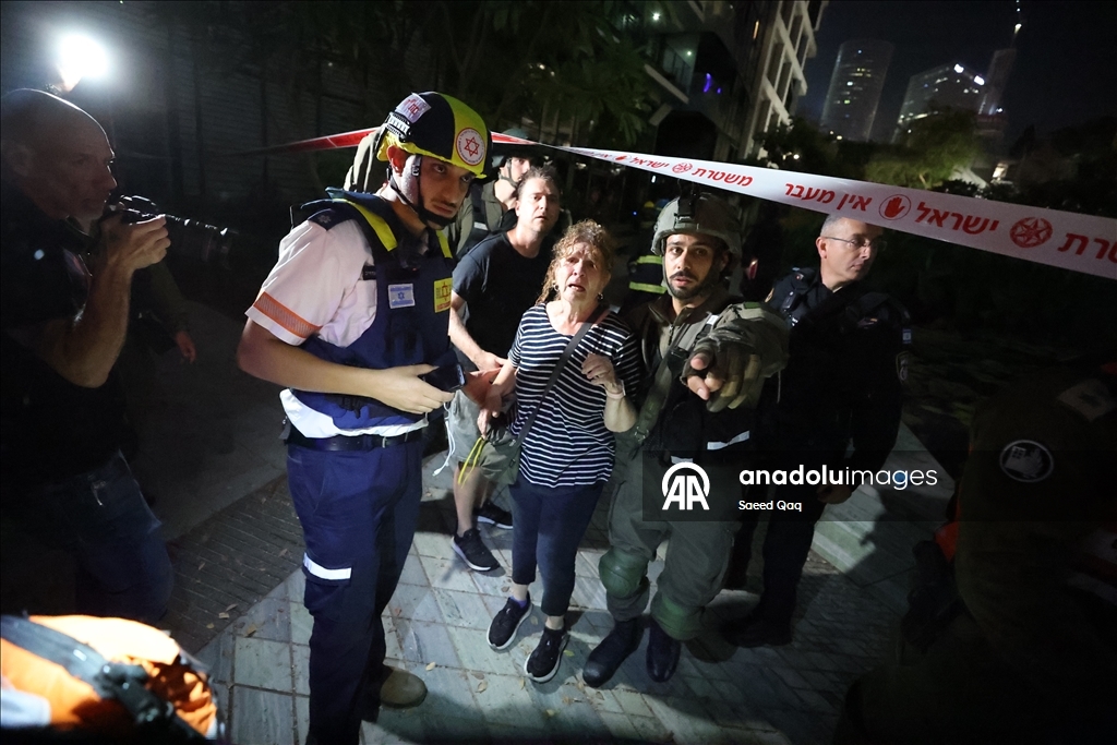 Tel Aviv'deki İsrail Savunma Bakanlığı'na yakın bir nokta İran füzesiyle vuruldu
