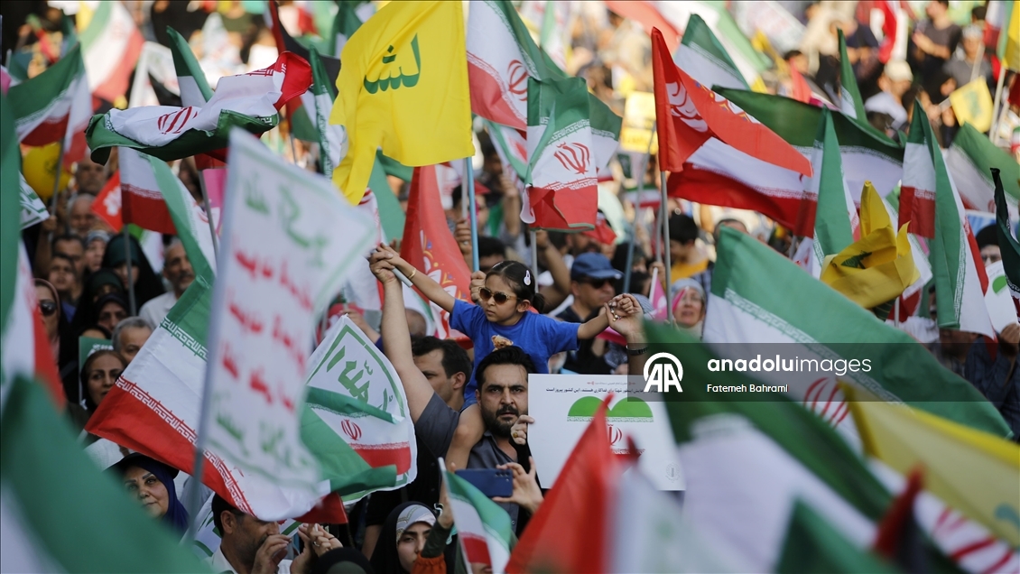 İran'da binlerce kişi İsrail ve ABD'yi protesto ederken "intikam, intikam" sloganları attı