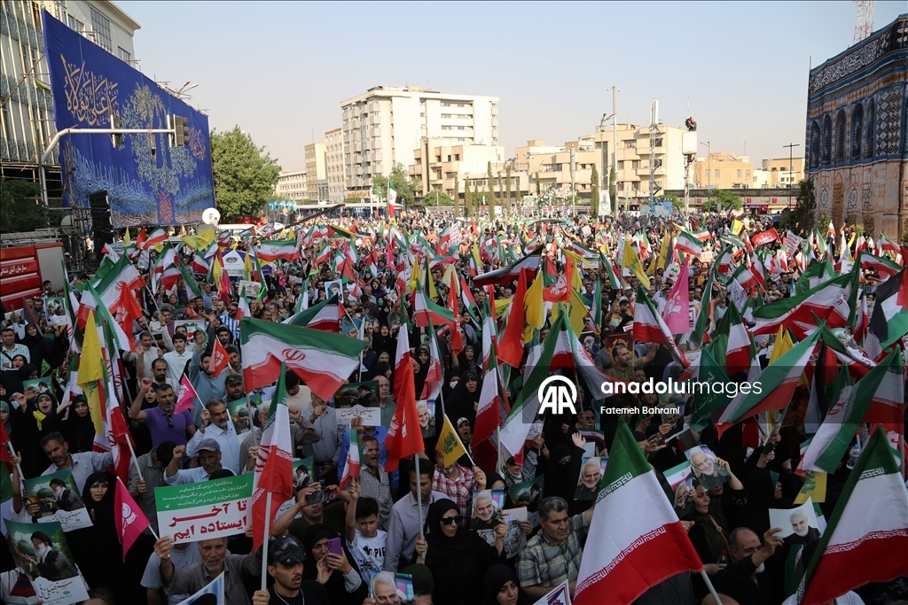 İran'da binlerce kişi İsrail ve ABD'yi protesto ederken "intikam, intikam" sloganları attı