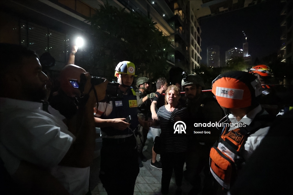 Tel Aviv'deki İsrail Savunma Bakanlığı'na yakın bir nokta İran füzesiyle vuruldu