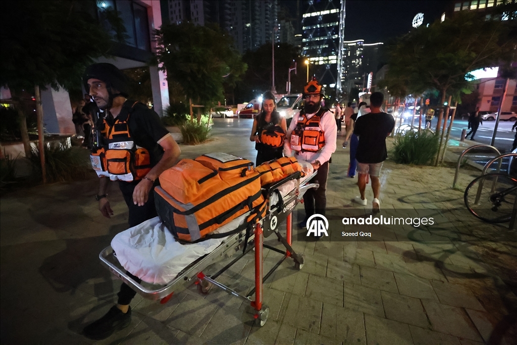 Tel Aviv'deki İsrail Savunma Bakanlığı'na yakın bir nokta İran füzesiyle vuruldu