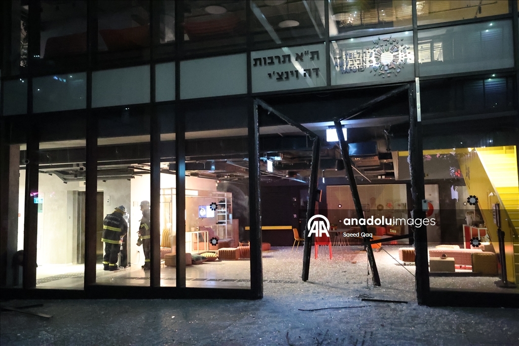 Tel Aviv'deki İsrail Savunma Bakanlığı'na yakın bir nokta İran füzesiyle vuruldu