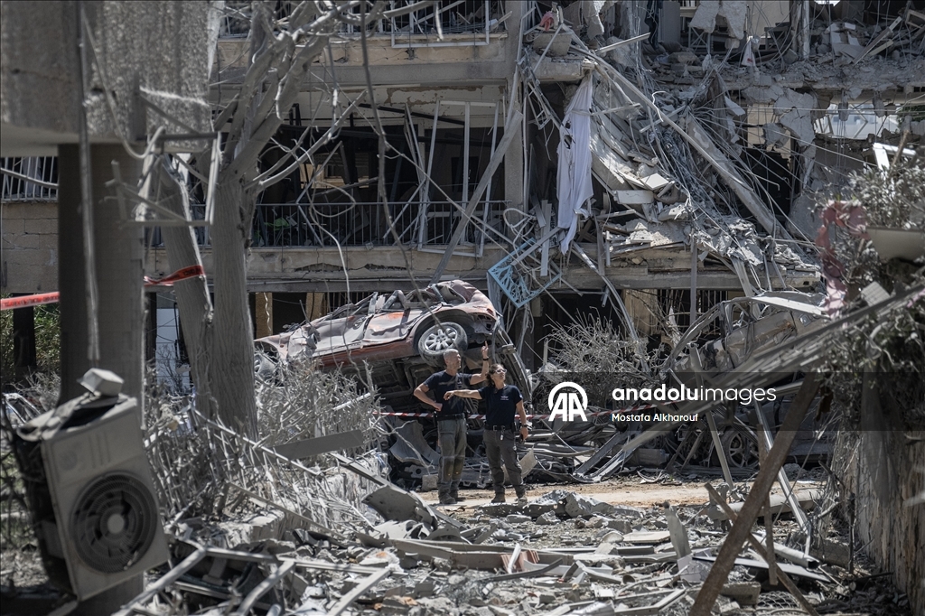 İran’ın İsrail'e yönelik füze saldırılarında Ramat Gan bölgesindeki binalarda ağır hasar oluştu