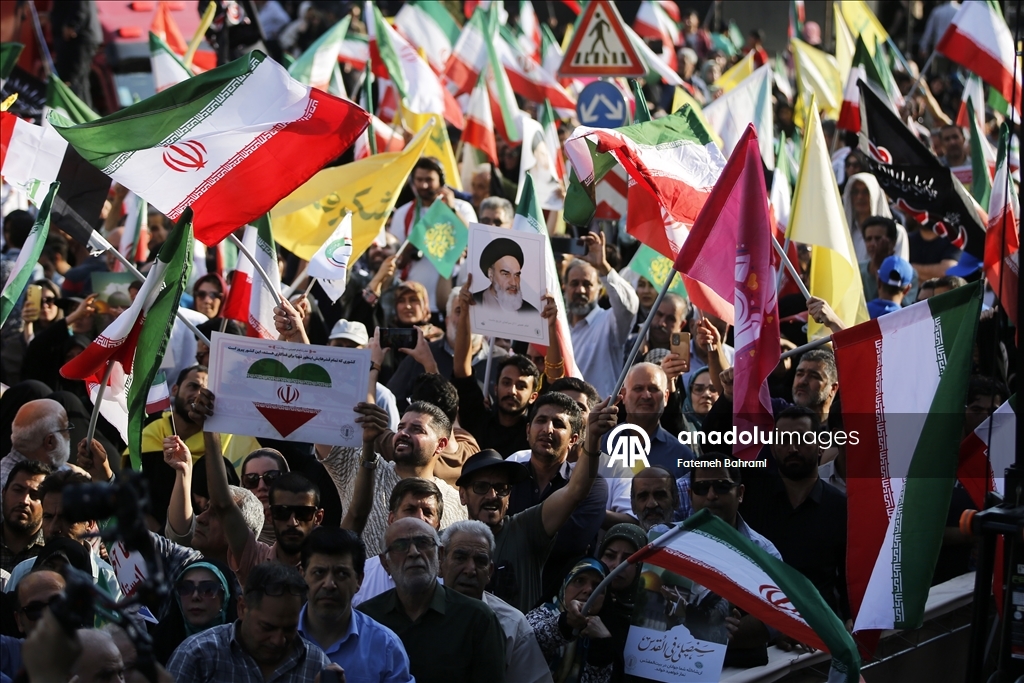 İran'da binlerce kişi İsrail ve ABD'yi protesto ederken "intikam, intikam" sloganları attı
