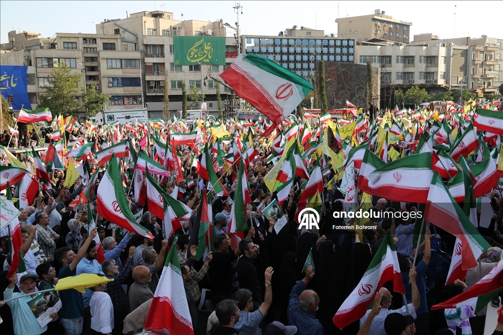 İran'da binlerce kişi İsrail ve ABD'yi protesto ederken "intikam, intikam" sloganları attı