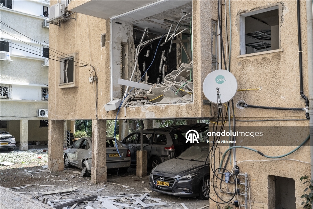 İran’ın İsrail'e yönelik füze saldırılarında Ramat Gan bölgesindeki binalarda ağır hasar oluştu