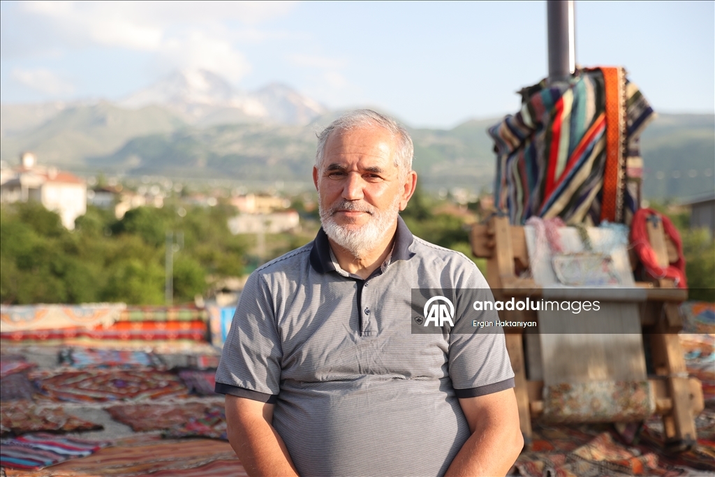 Dokuma halı ve kilimlerden oluşan koleksiyonunu bağ evinin çatısında sergiliyor