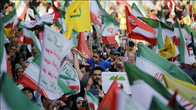İran'da binlerce kişi İsrail ve ABD'yi protesto ederken "intikam, intikam" sloganları attı