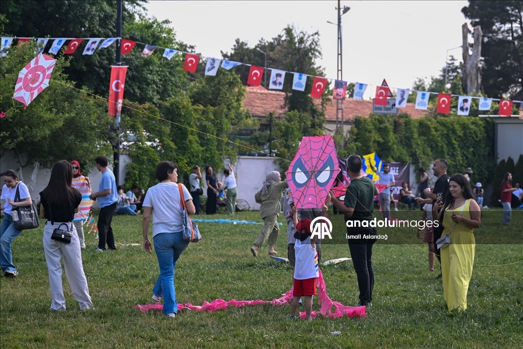 Uçurtmalar, Akın ve Gök Türk'ün hayalini gerçekleştirmek için havalandı