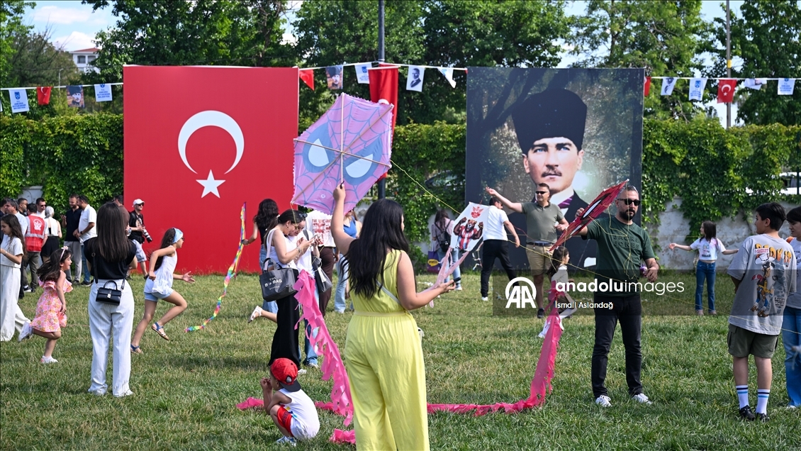 Uçurtmalar, Akın ve Gök Türk'ün hayalini gerçekleştirmek için havalandı