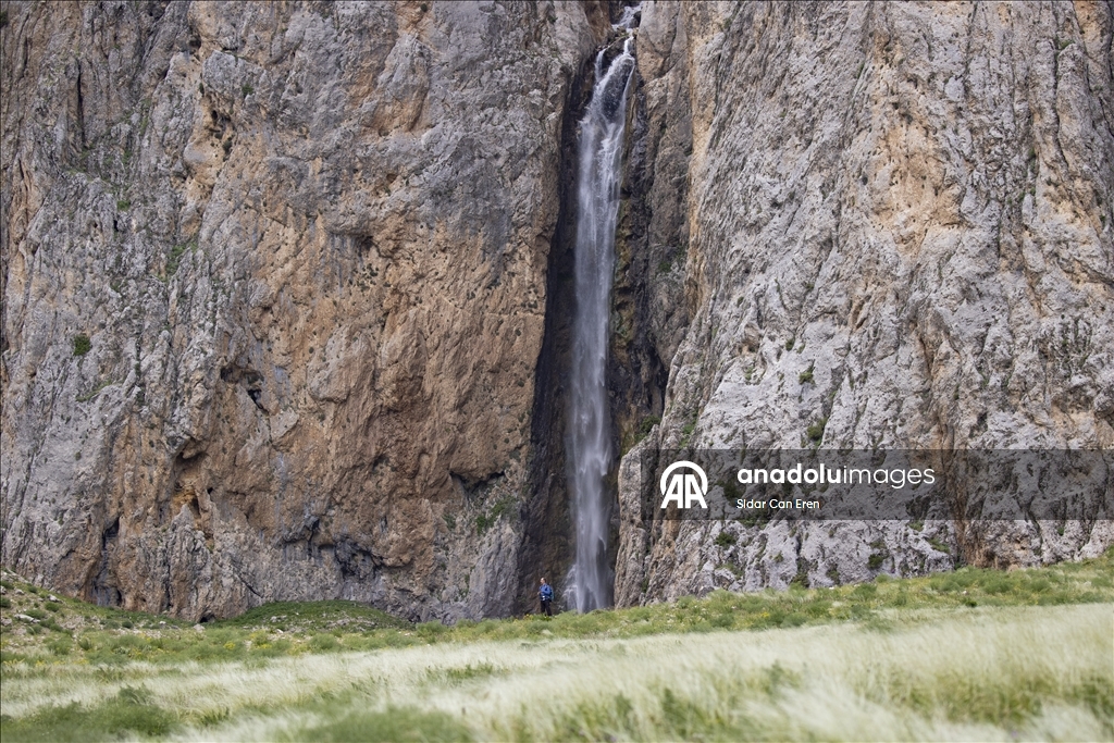 Tunceli'deki Kırkmerdiven Şelaleleri yaz sezonunda turizmi hareketlendiriyor