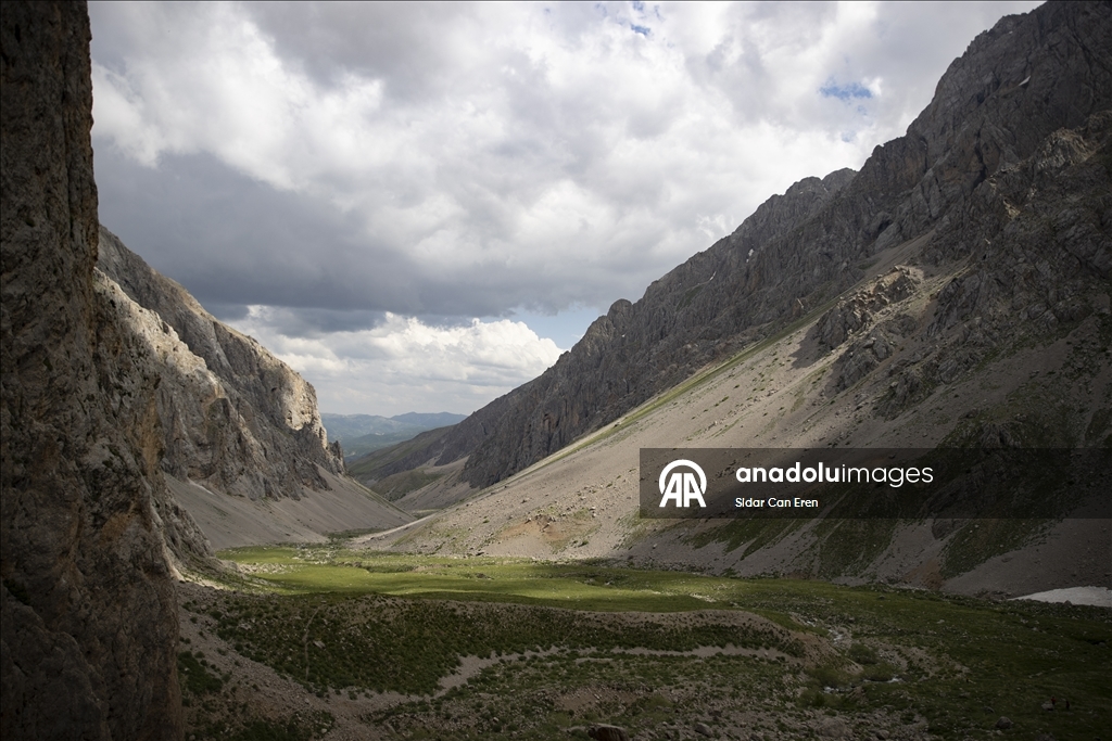 Tunceli'deki Kırkmerdiven Şelaleleri yaz sezonunda turizmi hareketlendiriyor