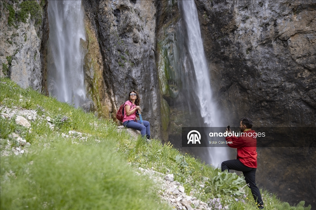 Tunceli'deki Kırkmerdiven Şelaleleri yaz sezonunda turizmi hareketlendiriyor