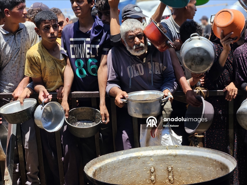 İsrail saldırıları altındaki Gazze'de Filistinlilere yemek dağıtıldı