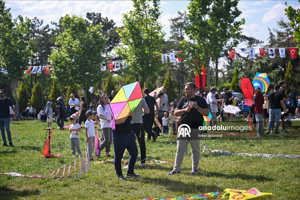 Uçurtmalar, Akın ve Gök Türk'ün hayalini gerçekleştirmek için havalandı