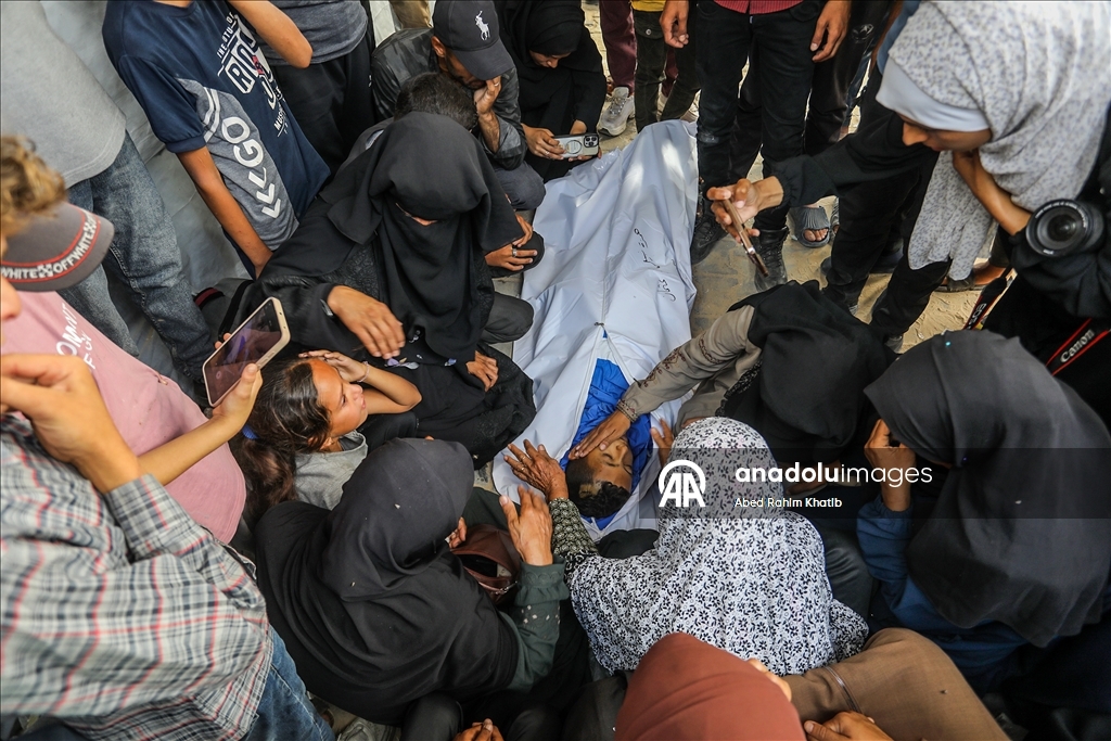 İsrail, Gazze'de yardım bekleyen Filistinlilere saldırdı
