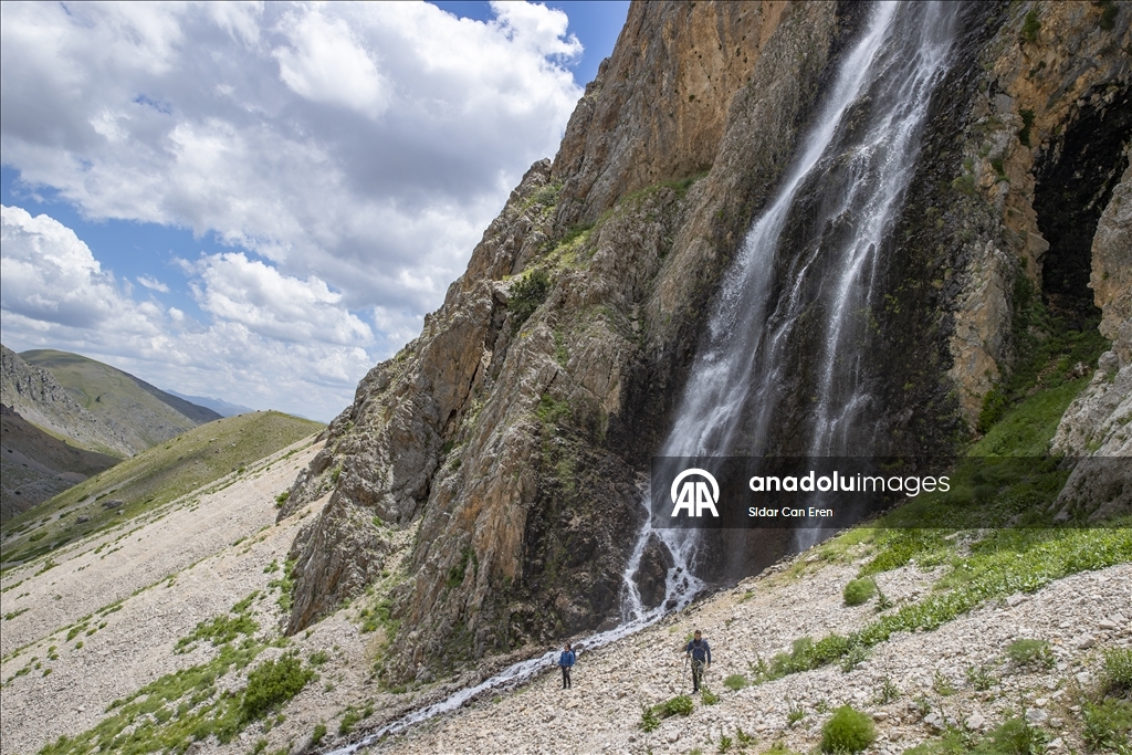 Tunceli'deki Kırkmerdiven Şelaleleri yaz sezonunda turizmi hareketlendiriyor