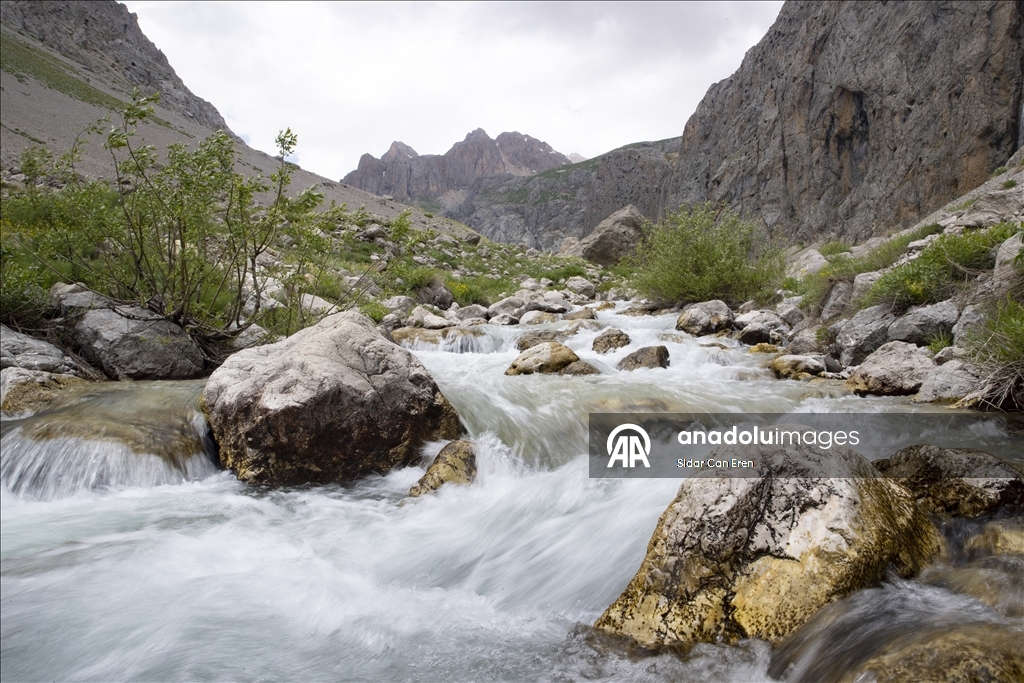 Tunceli'deki Kırkmerdiven Şelaleleri yaz sezonunda turizmi hareketlendiriyor