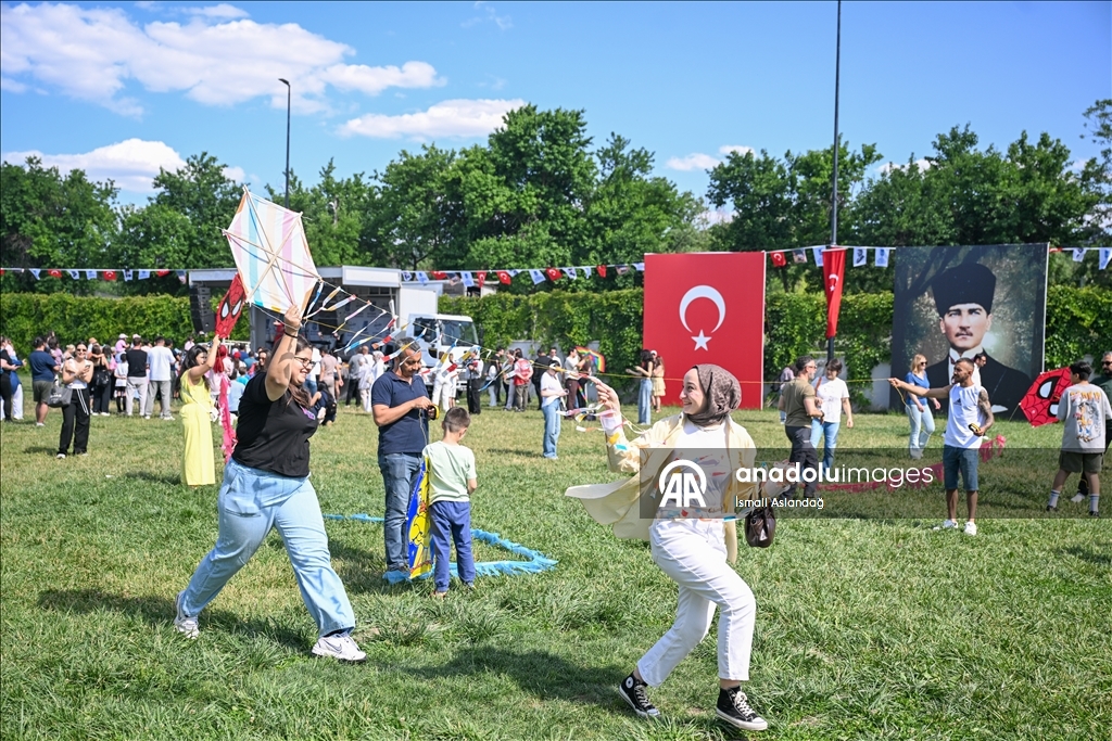 Uçurtmalar, Akın ve Gök Türk'ün hayalini gerçekleştirmek için havalandı