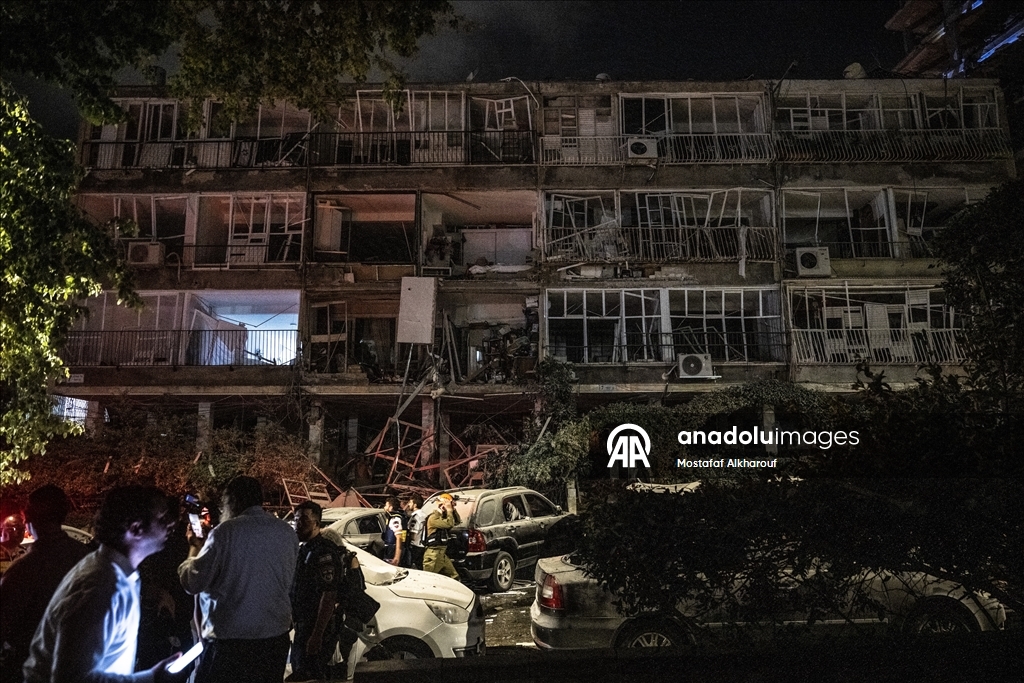 İsrail’in Bat Yam kentinde füze saldırısı: Hasar ve kurtarma çalışmaları sürüyor
