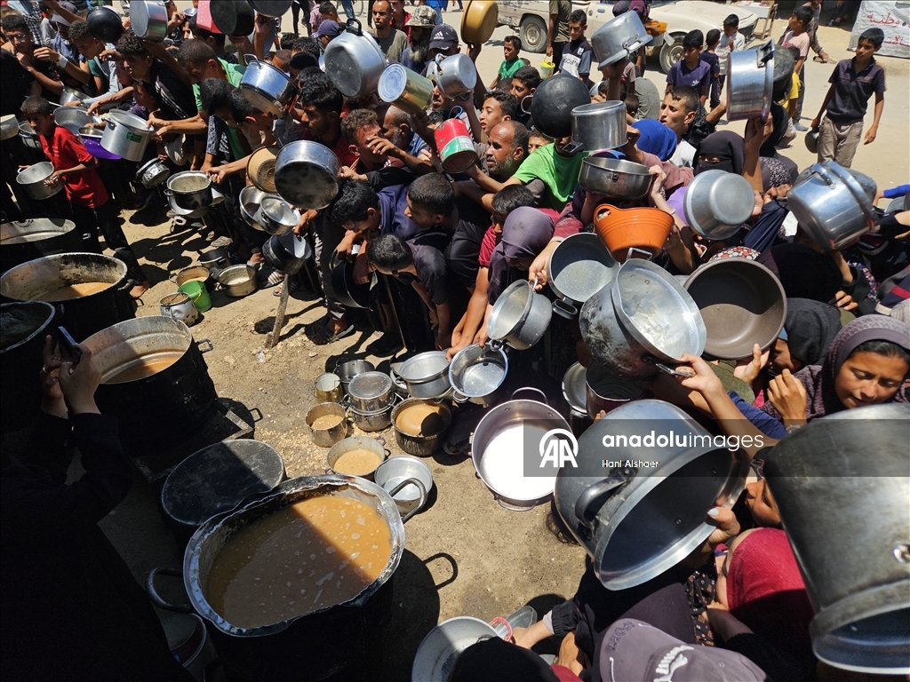 İsrail saldırıları altındaki Gazze'de Filistinlilere yemek dağıtıldı