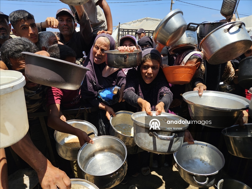 İsrail saldırıları altındaki Gazze'de Filistinlilere yemek dağıtıldı