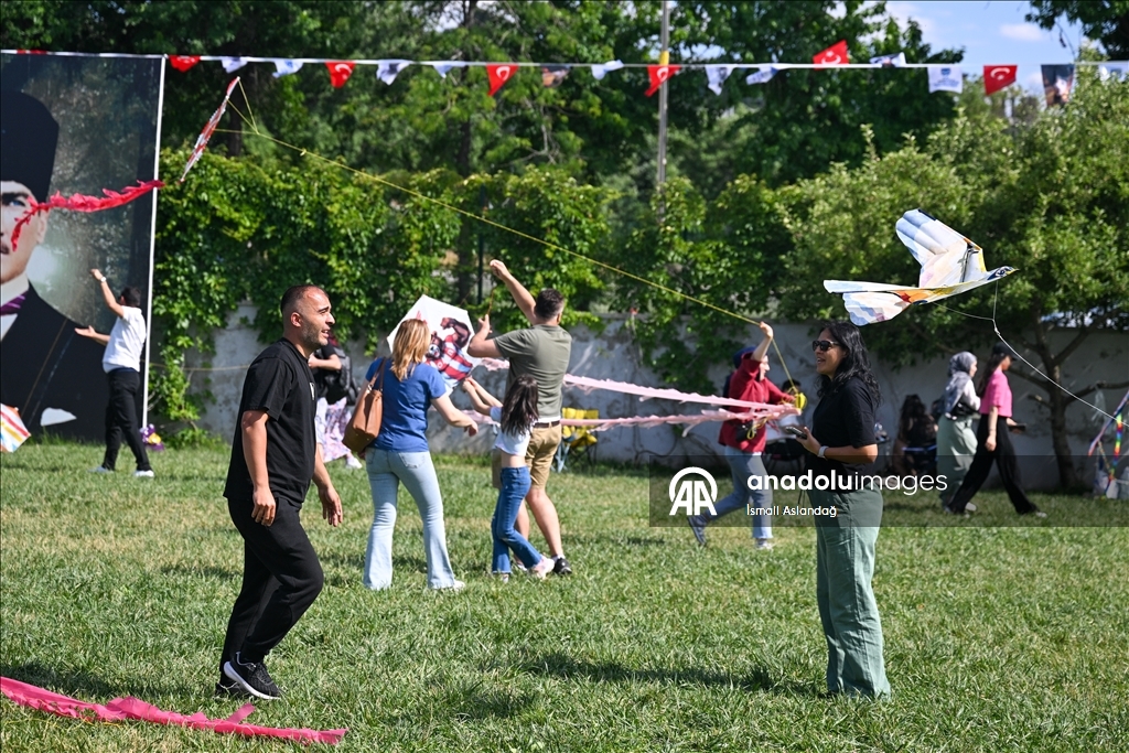 Uçurtmalar, Akın ve Gök Türk'ün hayalini gerçekleştirmek için havalandı