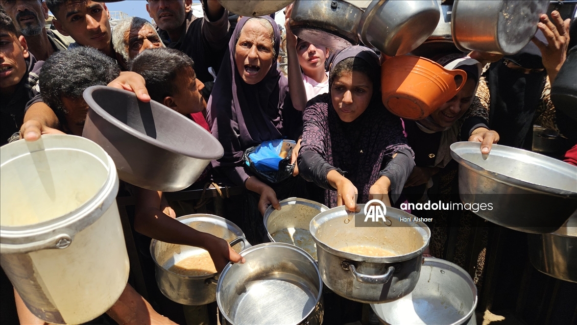 İsrail saldırıları altındaki Gazze'de Filistinlilere yemek dağıtıldı