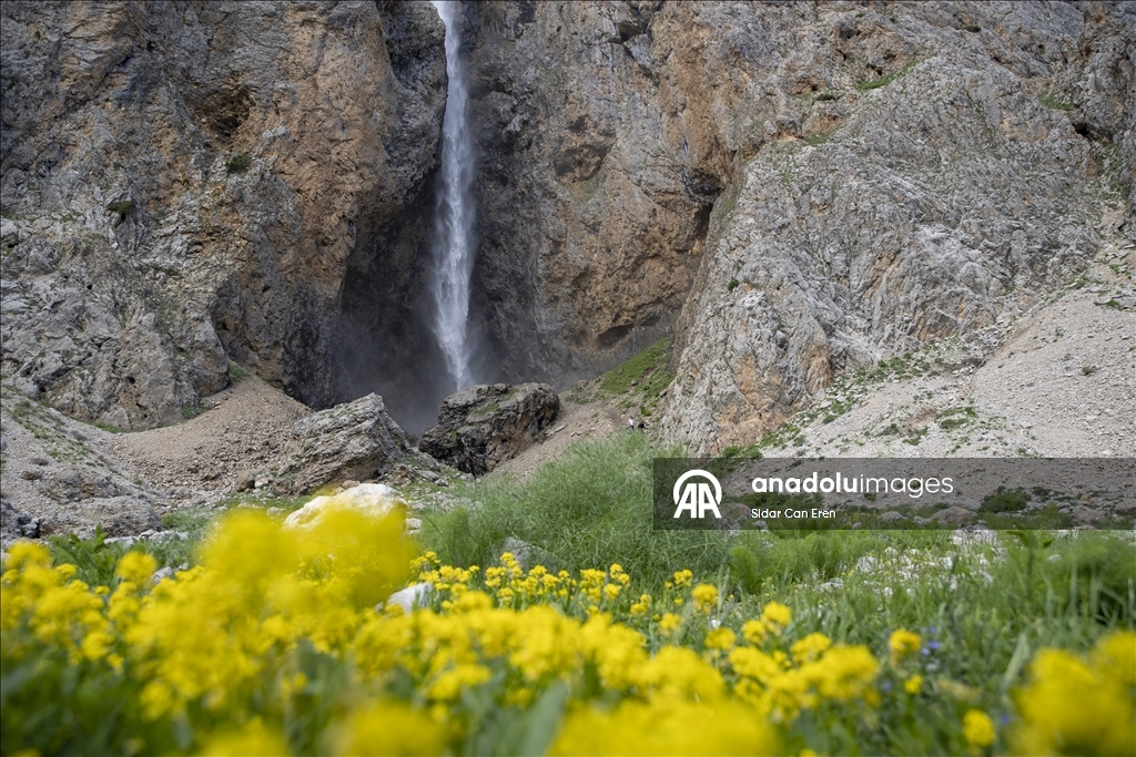 Tunceli'deki Kırkmerdiven Şelaleleri yaz sezonunda turizmi hareketlendiriyor