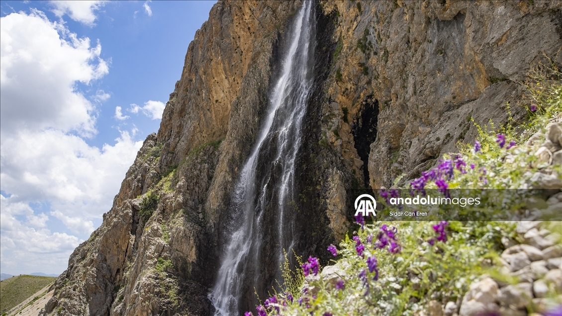 Tunceli'deki Kırkmerdiven Şelaleleri yaz sezonunda turizmi hareketlendiriyor