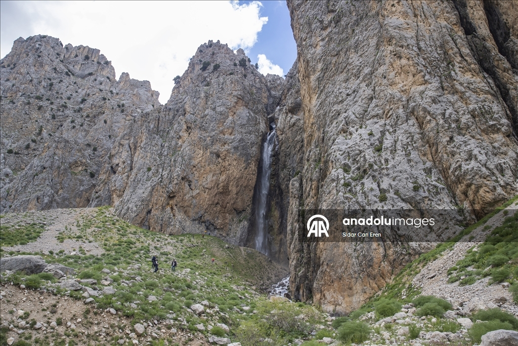 Tunceli'deki Kırkmerdiven Şelaleleri yaz sezonunda turizmi hareketlendiriyor
