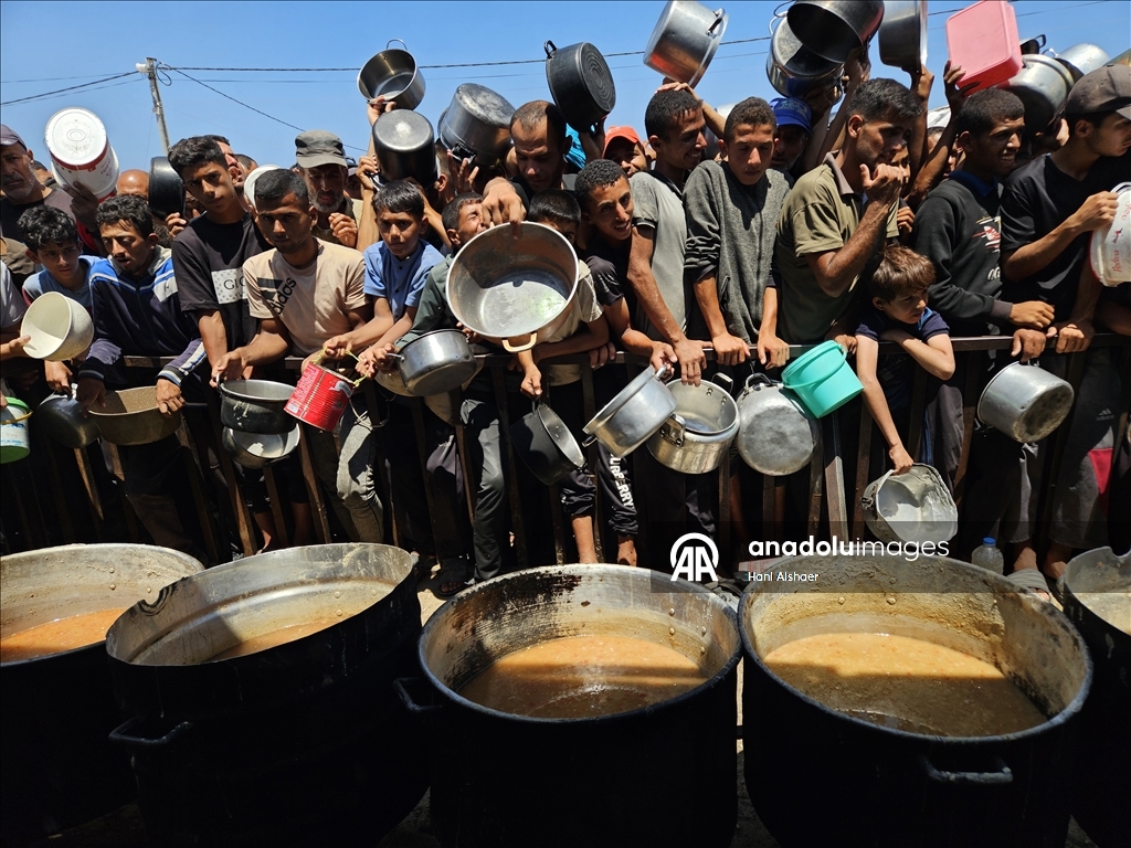 İsrail saldırıları altındaki Gazze'de Filistinlilere yemek dağıtıldı