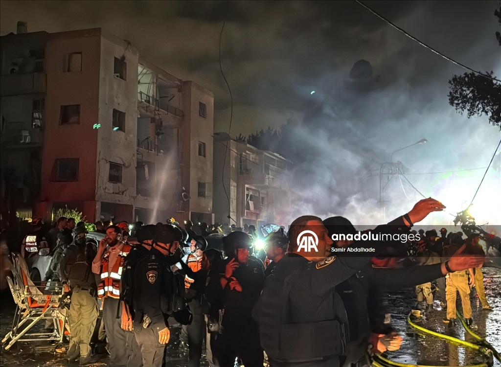 İran’ın İsrail’e fırlattığı balistik füzelerden bazıları Hayfa kentine isabet etti
