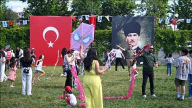 Uçurtmalar, Akın ve Gök Türk'ün hayalini gerçekleştirmek için havalandı