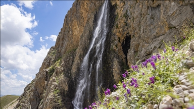 Tunceli'deki K谋rkmerdiven 艦elaleleri yaz sezonunda turizmi hareketlendiriyor