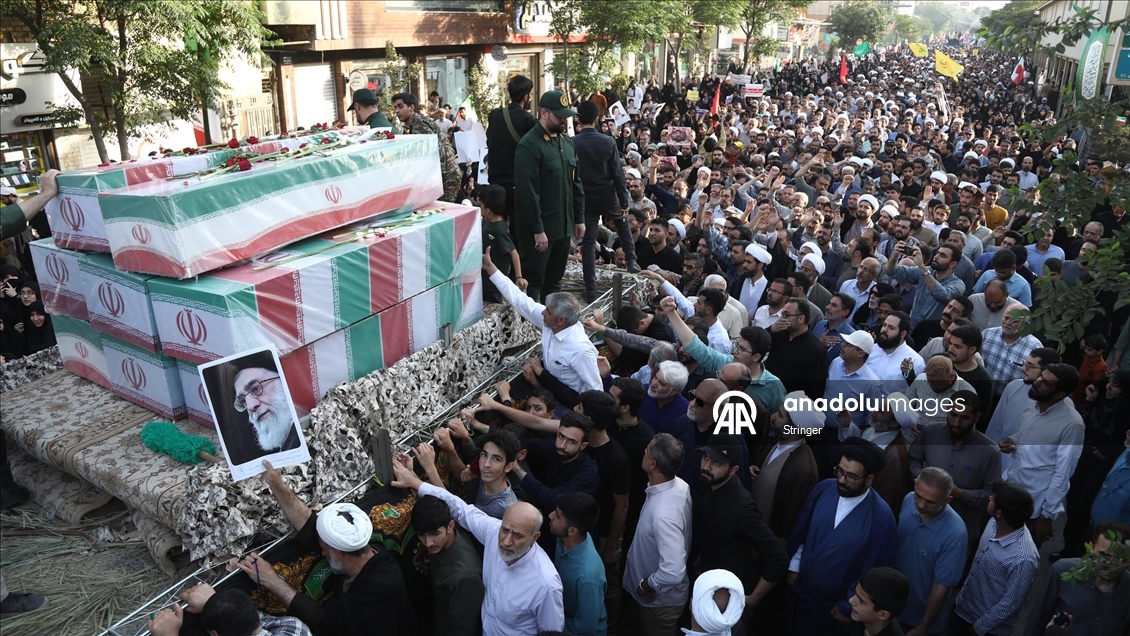 İsrail saldırısında hayatını kaybeden Devrim Muhafızları üyeleri için cenaze töreni düzenlendi