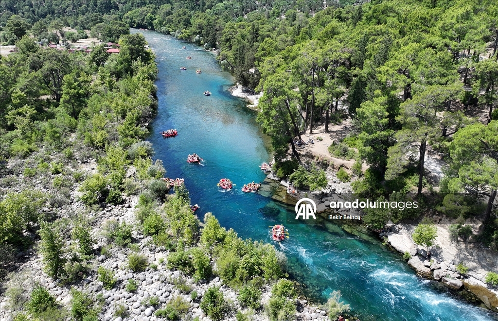 Adrenalin tutkunları Köprüçay'da rafting heyecanı yaşıyor